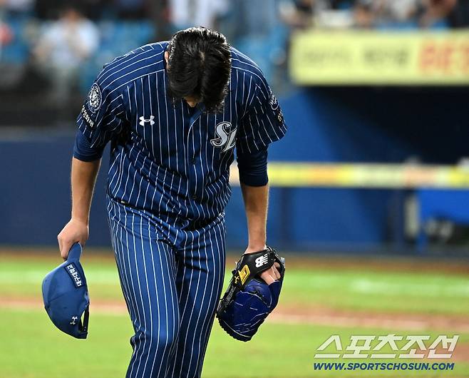7일 대구 삼성라이온즈파크에서 열린 한화와 삼성의 경기, 7회초 교체되어 마운드를 내려오는 원태인이 팬들의 환호에 인사로 답하고 있다. 대구=허상욱 기자wook@sportschosun.com/2025.09.07/
