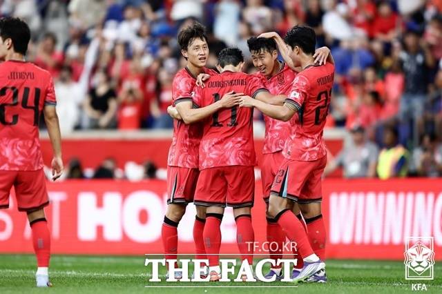 한국 축구의 '캡틴' 손흥민이 7일 미국과 원정 친선경기에서 '동갑내기' 이재성과 찰떡호흡을 자랑하며 1골 1어시스틀 기록, 11년 전 패배의 설욕을 이끌었다. 손흥민의 선제골을 축하하는 한국선수들./KFA