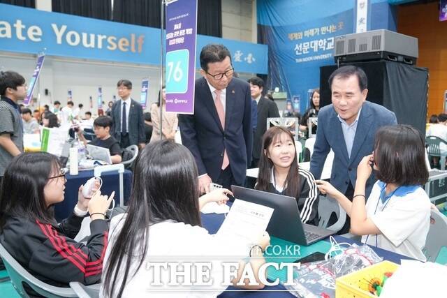 '제4회 인공지능 로봇 끝장 개발(해커톤) 한마당'에서 김지철 교육감이 대회에 참가한 학생들을 격려하고 있다. /충남교육청