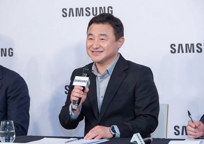 노태문 삼성전자 DX부문장(사장)이 지난 4일(현지시간) 베를린 시내에서 국내 언론과의 간담회를 갖고 '인공지능 기반 기업(AI-driven company)'으로 전환하겠다는 전략을 밝히고 있다. 삼성전자