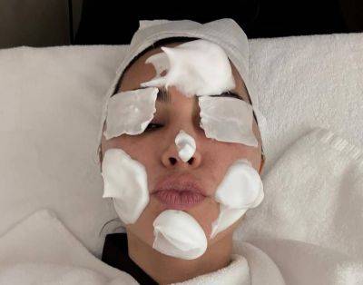 지난 8월 한국을 방문해 피부관리를 받고 있는 킴 카다시안. 킴 카다시안 인스타그램 캡처