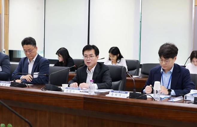 금융위원회는 7일 오후 서울 종로구 정부서울청사에서 관계부처 합동으로 발표된 주택공급 확대방안의 후속조치 이행을 위한 긴급 가계부채 점검회의를 개최했다. 신진창 금융위원회 금융정책국장(가운데)이 기획재정부, 국토교통부, 한국은행, 금융감독원 등 관계기관과 은행연합회, 제2금융권 협회, 5대 시중은행, 주택금융공사(HF), 서울보증보험(SGI) 등이 참석한 가운데 회의를 주재하고 있다. 금융위 사진제공