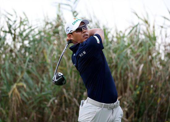 문도엽이 KPGA 파운더스컵 4라운드 3번 홀에서 티샷을 하고 있다. 사진제공=KPGA