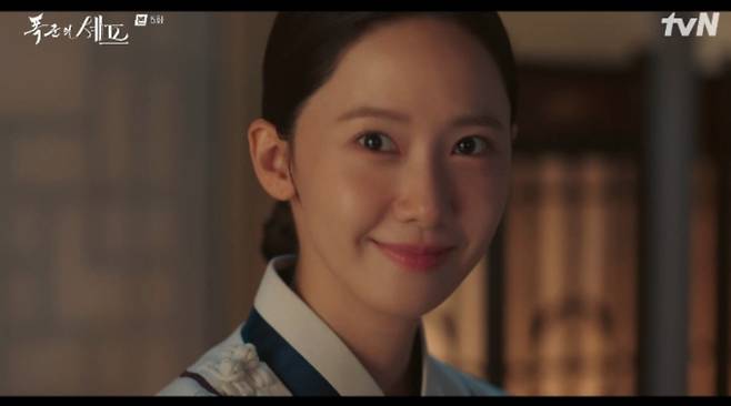 ‘폭군의 셰프’에서 임윤아가 연기하는 연지영이 시청자들을 사로잡고 있다. 지난 방송에서 연지영은 식사를 거부하는 이헌(이채민 분)을 위해 준비한 수프가 좋은 반응을 얻자 뿌듯함을 느끼고, 요리 대결에서는 ‘눈꽃 슈니첼’로 강목주(강한나 분)에게 통쾌한 승리를 거뒀다. 또한, 그토록 찾던 가방을 발견하고 감격의 눈물을 흘렸으며, 이헌과 함께 넘어지며 마주하는 설렘 가득한 엔딩으로 극의 몰입도를 높였다.