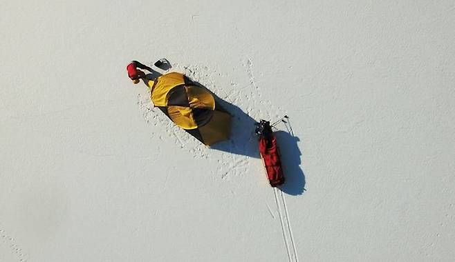 남극 탐험 때 블리자드 속에서 혼자 텐트를 치는 게 큰 걱정이었다. 사진은 얼어붙은 강원도의 강 위에서 혼자 텐트 치는 연습을 하는 모습./김영미 제공