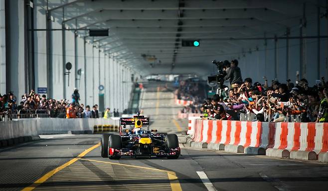 지난 2012년 열린 F1 쇼런에서 서울 잠수교를 내달리는 머신카. 올해는 메르세데스 팀이 방한한다. /레드불