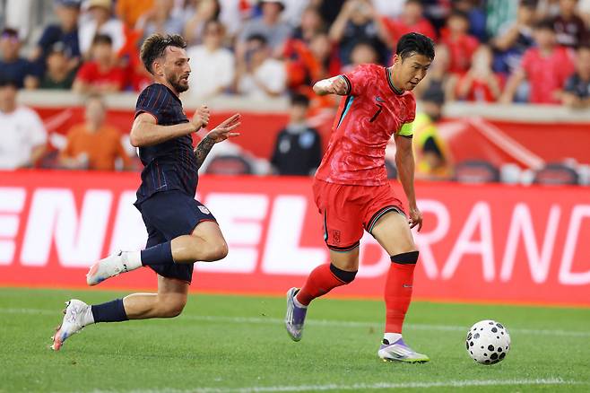 손흥민(오른쪽)이 7일 미국 뉴저지주에서 미국과 벌인 친선경기에서 슈팅을 시도하고 있다. /AFP 연합뉴스