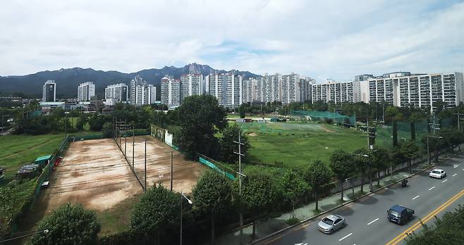 7일 서울 도봉구 성균관대 야구장모습. 정부가 이날 발표한 ‘주택공급 확대방안’에 따르면 이곳에 1800세대가 공급된다. 정부는 도심 내 주택공급 확대를 위해 노후 공공임대주택 전면 재건축이 시행되고 유휴부지를 활용할 예정이다./뉴스1
