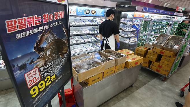 8월 28일 서울 중구 롯데마트 서울역점에 꽃게가 진열돼 있다./연합뉴스