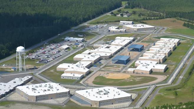 미국 당국의 이민단속으로 체포된 현대차-LG엔솔 배터리공장 건설 현장 직원들이 수감돼 있는 있는 조지아주 포크스턴의 이민세관단속국(ICE) 구금시설. /AJC