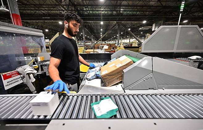 2023년 11월 미국 우편 직원이 소포를 분류하고 있다. /연합뉴스