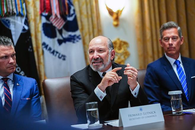 하워드 루트닉 상무장관이 2025년 8월 26일 화요일 워싱턴 D.C. 백악관 내각 회의실에서 도널드 트럼프 대통령이 주재하는 내각 회의에서 연설하고 있다. /연합뉴스