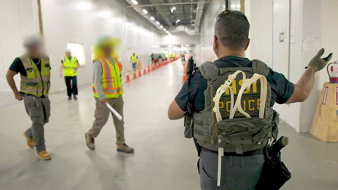 미 이민당국이 공개한 현대차-LG엔솔 이민단속 현장. /ICE 홈페이지