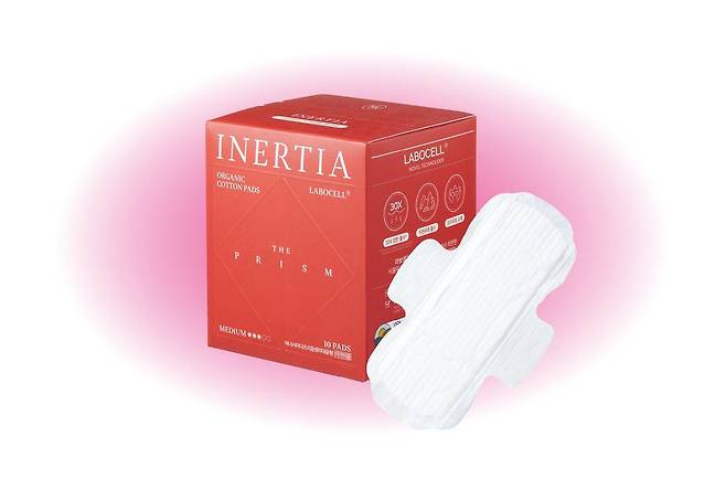 지혈용 거즈 소재에서 착안한 라보셀 흡수체가 패드에 흡수된 혈이 표면으로 역류하지 않도록 돕고, 3D 그물망 구조로 착용감도 높였다. 더프리즘 유기농 생리대 10개입 9천8백원 Inertia.