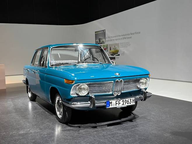 BMW 3시리즈의 전신이 된 1500 모델. 전면 디자인이 신형 iX3와 매우 유사하다. ⓒ데일리안 편은지 기자