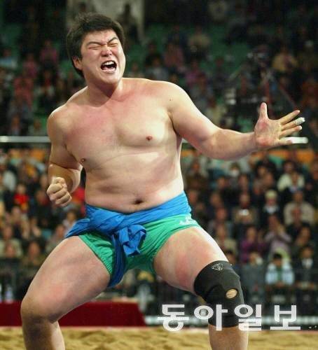 ‘모래판의 황태자’ 이태현의 화려한 세리머니 모습.  동아일보 DB