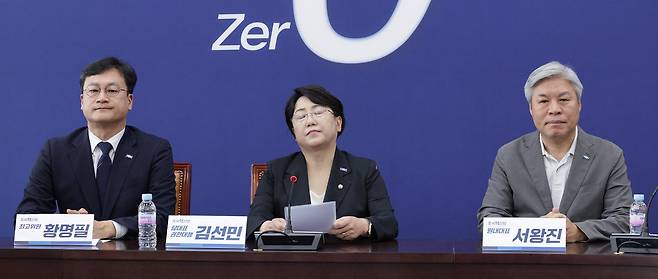 김선민 조국혁신당 대표 권한대행이 7일 오후 서울 여의도 국회에서 가진 긴급 최고위원회의에서 지도부 전원 사퇴를 밝히고 있다. 2025.9.7/뉴스1