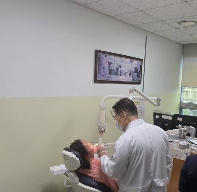 한 다운증후군 여성이 4일 서울의료원 건강증진센터에서 치과진료를 받고 있다.