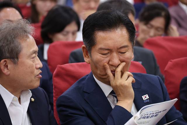 정청래(오른쪽) 더불어민주당 대표가 지난 4일 서울 여의도 국회 의원회관에서 열린 동해안권 물 부족 문제 해결을 위한 정책토론회에 참석해 있다. [연합뉴스]