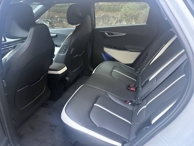 뒷좌석에 3명이 앉았음에도 불편함 없이 편안하게 갔으며, 특히 시트가 푹신하고, 레그룸과 헤드룸이 넉넉했다.