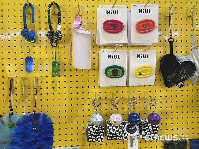 오른쪽 상단에 니울이 병뚜껑을 압착해 만든 그립톡. 오른쪽 하단은 플플이 만든 업사이클링 키링이 나열돼 있다.