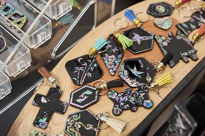 다채로운 자개 공예품들. 개성 강한 문양이 돋보인다. 염서정 스튜디오 어댑터