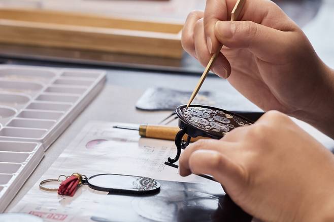 자개 공예품을 만들 때는 섬세한 손놀림이 필요하다. 염서정 스튜디오 어댑터