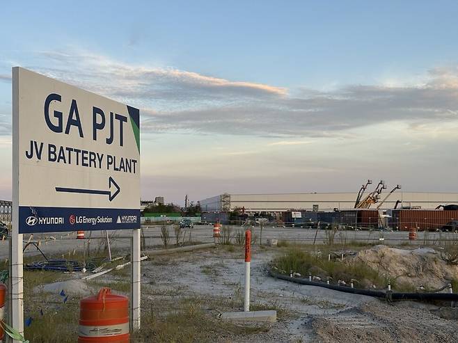 미국 엘러벨에 있는 현대차그룹-엘지(LG)에너지솔루션(엔솔) 합작 배터리 공장 건설 현장을 알리는 안내판. 엘러벨/김원철 특파원