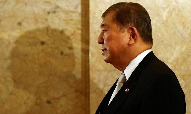 이시바 시게루 일본 총리가 지난 1일 일본 국회 개회식에 참석하기 걸어가고 있다. 로이터 연합뉴스