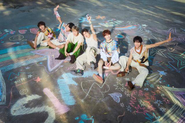 그동안 멸칭으로 통했던 빠순이들의 사랑에 대해 써온 이희주 작가가 최애하는 보이그룹 NCT 위시. SM엔터테인먼트 제공