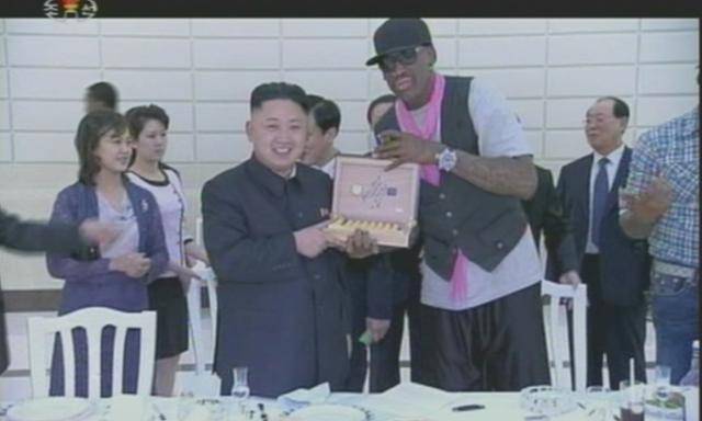 2013년 2월 김정은(왼쪽 세 번째) 북한 국방위원회 제1위원장이 미국프로농구(NBA) 스타였던 데니스 로드먼(오른쪽 두 번째)에게 '우리의 우정을 위하여, 김정은 2013.2.28'이라고 쓴 선물을 건네고 있다. 조선중앙TV 캡처·연합뉴스