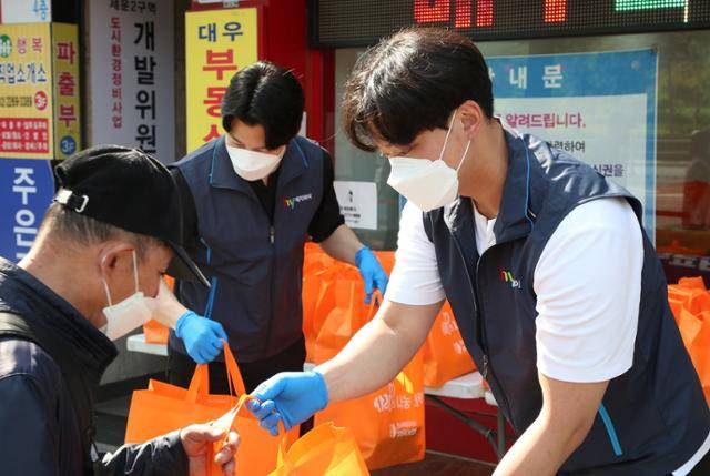 hy 관계자들이 지역 주민을 위해 봉사활동을 하고 있다. hy 제공