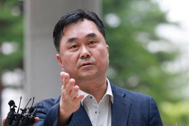 김종민 무소속 의원이 7일 국회 계엄 해제 의결 방해 의혹과 관련해 참고인 신분으로 조사받기 위해 서울 서초구 서울고검에 마련된 조은석 특별검사팀에 출석하며 출입문을 확인하고 있다. 연합뉴스