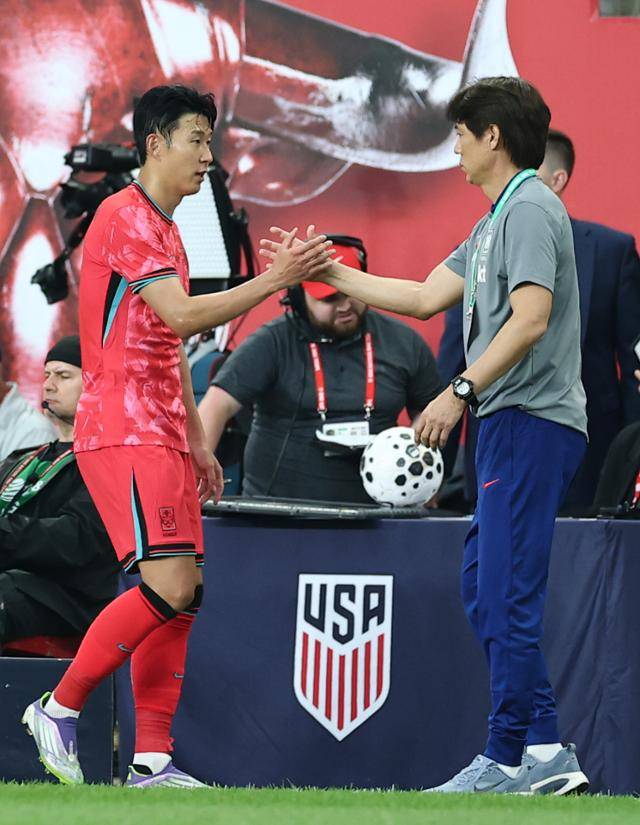 손흥민이 미국과의 친선경기에서 후반 교체 아웃된 뒤 홍명보 감독과 하이바이브를 하고 있다. 해리슨=연합뉴스