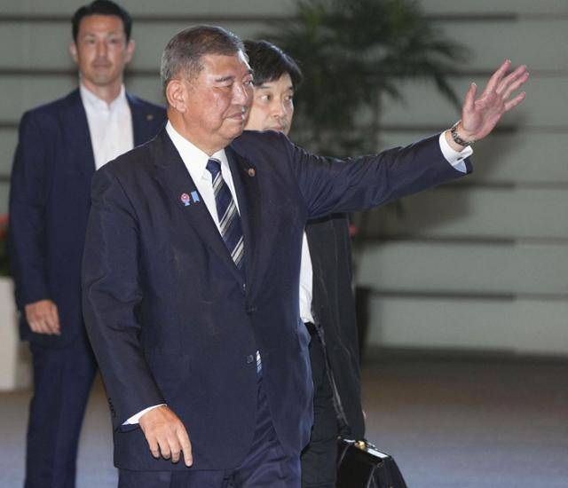 이시바 시게루 일본 총리가 7일 기자회견을 앞두고 도쿄 총리 관저로 들어오고 있다. 도쿄=교도·로이터 연합뉴스