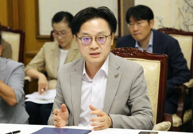 김정관 산업통상자원부 장관이 5일 서울 종로구 정부서울청사에서 열린 노동안전 관계 장관 간담회에서 발언을 하고 있다. 뉴스1