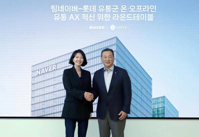 5일 성남시 분당구 네이버 1784에서 김상현(오른쪽) 롯데 유통군 총괄대표 부회장과 최수연 네이버 대표가 온·오프라인 유통 AX(AI 전환)을 위한 업무 협약을 맺고 있다. 롯데 유통군 제공