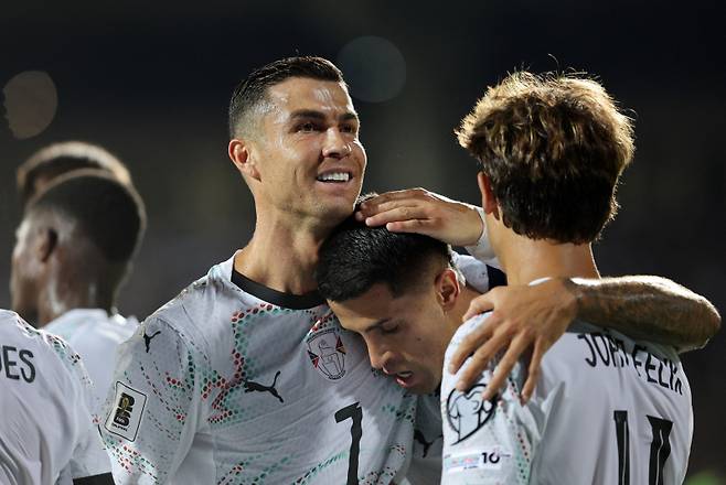 <yonhap photo-0886=""> Soccer Football - World Cup - UEFA Qualifiers - Group F - Armenia v Portugal - Vazgen Sargsyan Republican Stadium, Yerevan, Armenia - September 6, 2025 Portugal's Joao Cancelo celebrates scoring their third goal with Cristiano Ronaldo and Joao Felix Photolure via REUTERS/Vahram Baghdasaryan/2025-09-07 02:07:46/ <저작권자 ⓒ 1980-2025 ㈜연합뉴스. 무단 전재 재배포 금지, AI 학습 및 활용 금지></yonhap>