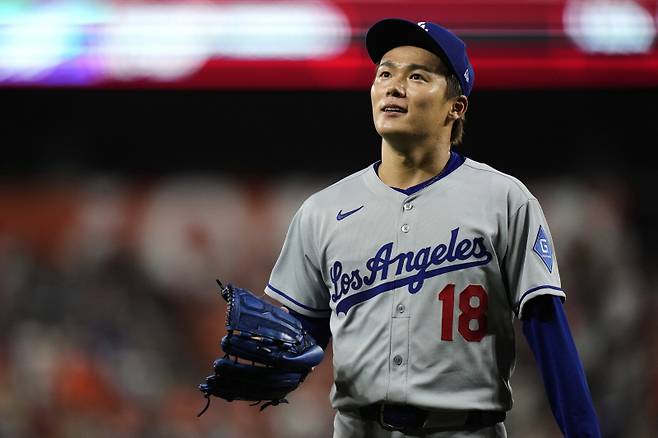 <yonhap photo-3553="">7일(한국시간) 볼티모어전에서 9회 2사 후 노히트노런이 깨진 뒤 마운드를 내려가는 야마모토. [AP=연합뉴스]</yonhap>