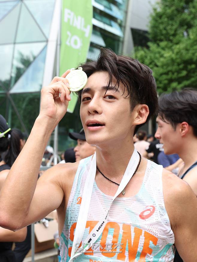 '런서울런 2025(제19회 일간스포츠 서울마라톤)’가 7일 오전 서울 중구 서울광장에서 열렸다. 하프 1등 원형석이 피니시 라인을 통하고 포즈를 취하고 있다. 일간스포츠가 주최하고 스포맥스 코리아가 주관하며 서울특별시가 후원하는 ‘런서울런 2025’는 지난 18년간 열린 ‘그린리본 희망 페스티벌’의 명맥을 잇는 대회로, 10㎞와 하프(21㎞) 두 구간으로 나뉘어 진행됐다. 서병수 기자 qudtn@edaily.co.kr /2025.09.07/