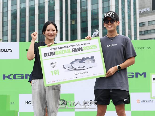 '런서울런 2025(제19회 일간스포츠 서울마라톤)’가 7일 오전 서울 중구 서울광장에서 열렸다. 하프(21km) 남자 1위 원형석이 곽혜은 이데일리M 대표와 기념촬영을 하고 있다. 일간스포츠가 주최하고 스포맥스 코리아가 주관하며 서울특별시가 후원하는 ‘런서울런 2025’는 지난 18년간 열린 ‘그린리본 희망 페스티벌’의 명맥을 잇는 대회로, 10㎞와 하프(21㎞) 두 구간으로 나뉘어 진행됐다. 서병수 기자 qudtn@edaily.co.kr /2025.09.07/