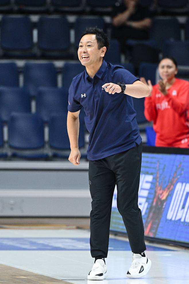 7일 부산 사직실내체육관에서 열린 후지쯔와 덴소의 2025 BNK금융 박신자컵 결승전. 구사카 후지쯔 감독이 경기 중 작전을 지시하고 있다. 사진=WKBL