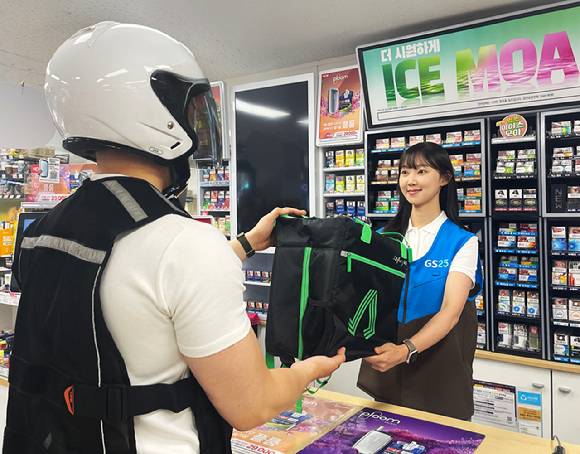 전문 라이더가 GS25 퀵커머스 플랫폼을 통해 고객이 주문한 상품을 픽업하고 있다. [사진=GS25]