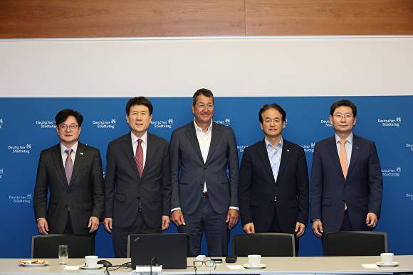 이상일 용인특례시장(오른쪽 첫 번째)은 지난 5일(현지시간) 대한민국대도시시장협의회 소속 시장단과 독일 베를린 독일도시협의회를 방문했다. 김병수 김포시장(왼쪽 첫 번째), 이강덕 포항시장(왼쪽 두 번째), 이동환 고양시장(오른쪽 두 번째). [사진=용인특례시]