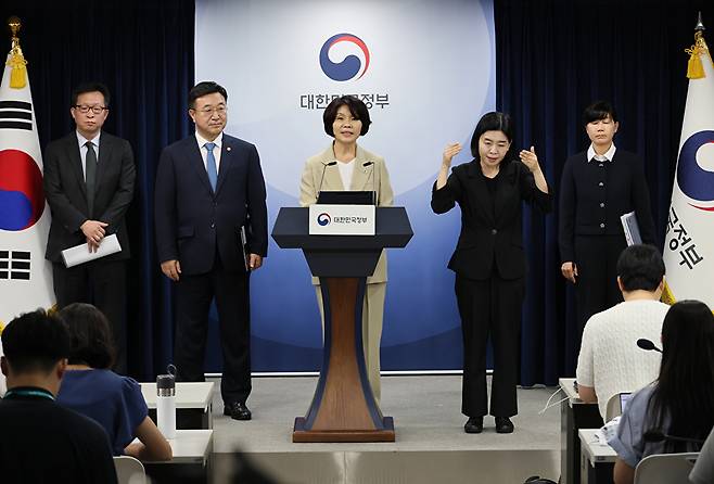 윤호중 행정안전부 장관과 더불어민주당 한정애 정책위의장이 7일 서울 종로구 정부서울청사에서 제3차 고위당정협의회 결과 및 정부조직 개편 방안에 대해 발표하고 있다. 2025.9.7 [사진=연합뉴스]