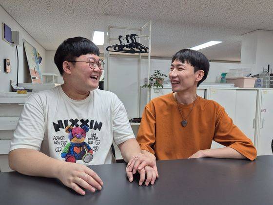 지난 3일 서울 마포구 공덕동서 만난 동성부부 소성욱(34ㆍ왼쭉)씨와 김용민(35)씨가 손을 맞잡고 있다. 이들은 지난해 대법원 판결로 건강보험 피부양자 자격을 인정받았다. 오소영 기자