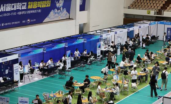 지난 2일 서울대학교에서 열린 하반기 채용박람회에서 학생들이 기업체 담당자들과 상담하고 있다. 연합뉴스