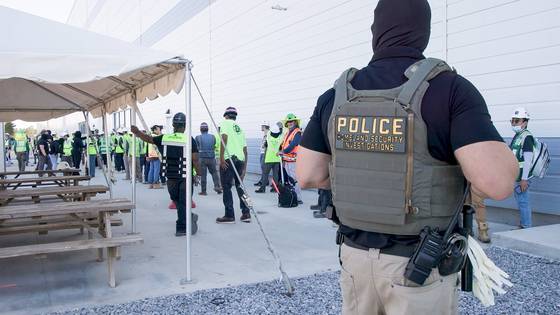 미국 이민세관단속국(ICE)과 국토안보수사국(HSI) 등 소속 요원들이 4일(현지시간) 현대자동차와 LG에너지솔루션이 조지아주 서베나에 공동으로 건설중인 배터리 공장에서 불법체류자 단속을 벌여 475명을 단속했다. 이 중 300여명이 한국인으로 파악된다. 사진은 이날 단속 요원들이 현장을 통제하는 모습. [사진 ICE]