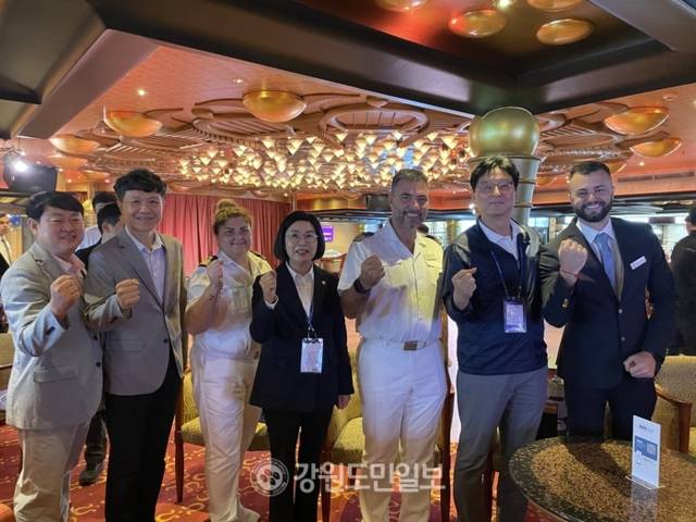 ▲ 도 시찰단과 코스타세레나호 페데리코 시아스 선장, 패트리지아 스페루자 호텔 매니저 등이 기념품 교환 후 기념촬영을 하고 있다. 코스타세레나호/이정호 기자