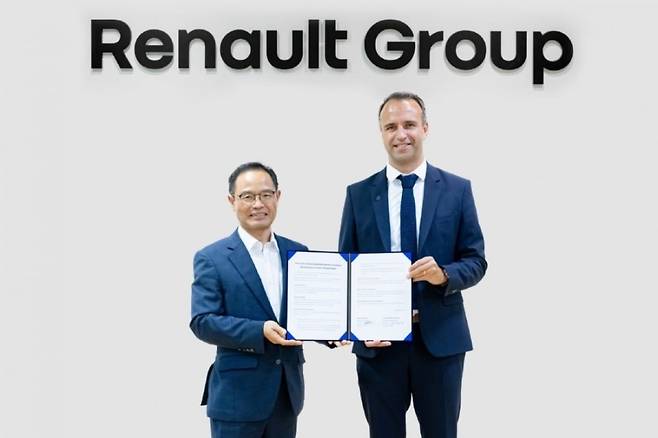 니콜라 파리 르노코리아 사장(사진 오른쪽)과 이호중 대한LPG협회장.